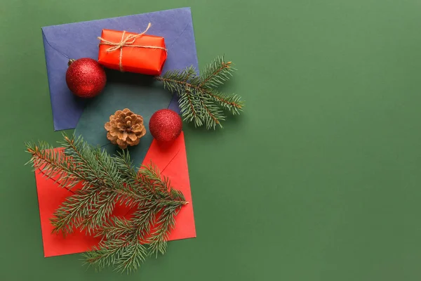Piękna Kompozycja Świąteczna Kopertami Zielonym Tle — Zdjęcie stockowe