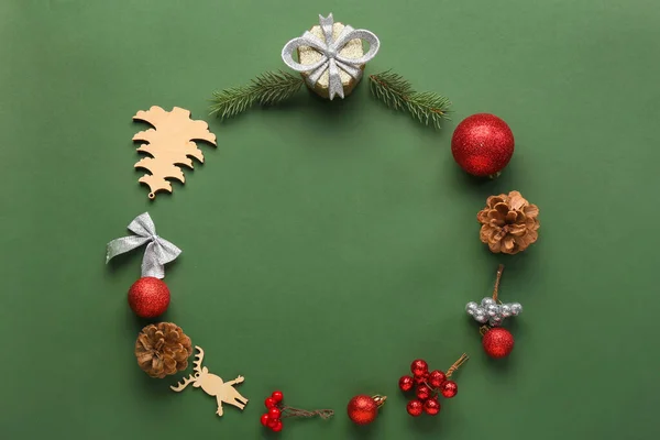Yeşil Arka Planda Güzel Bir Noel Dekorundan Yapılmış Çerçeve — Stok fotoğraf