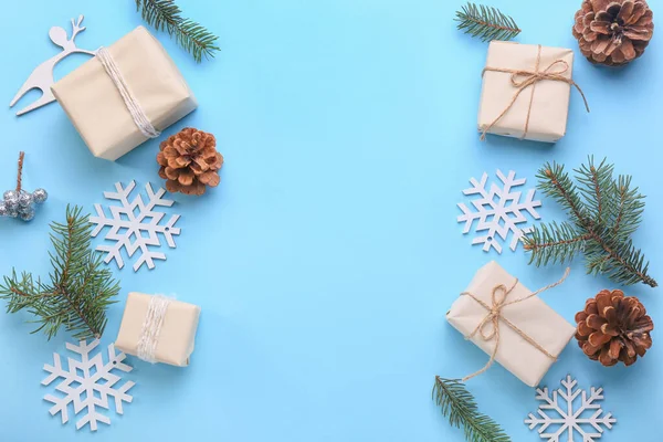 Прекрасна Різдвяна Композиція Подарунковими Коробками Синьому Фоні — стокове фото