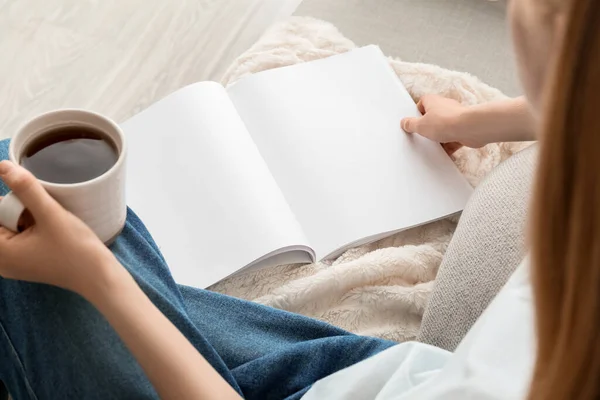 Mujer Sosteniendo Revista Blanco Taza Sobre Fondo Claro — Foto de Stock