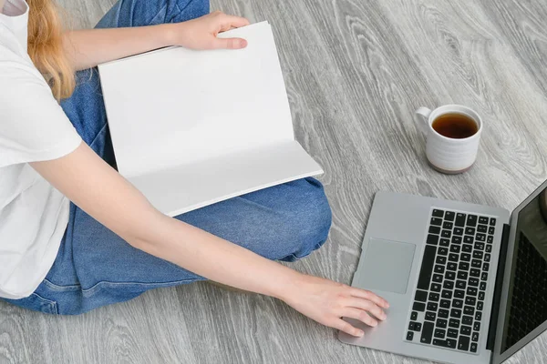 Mujer Con Revista Blanco Trabajando Portátil — Foto de Stock