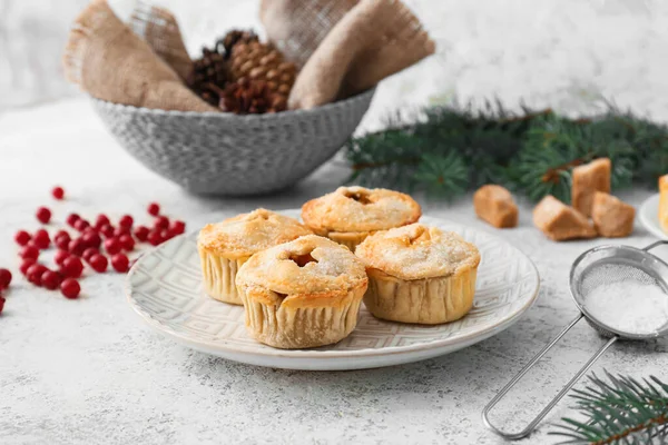 Plate Tasty Mince Pies Grey Background — Stock Photo, Image