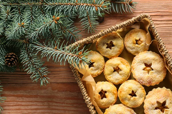Basket Tasty Mince Pies Wooden Background — Stock Photo, Image
