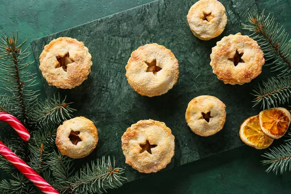 Board Tasty Mince Pies Christmas Decor Green Background — Stock Photo, Image