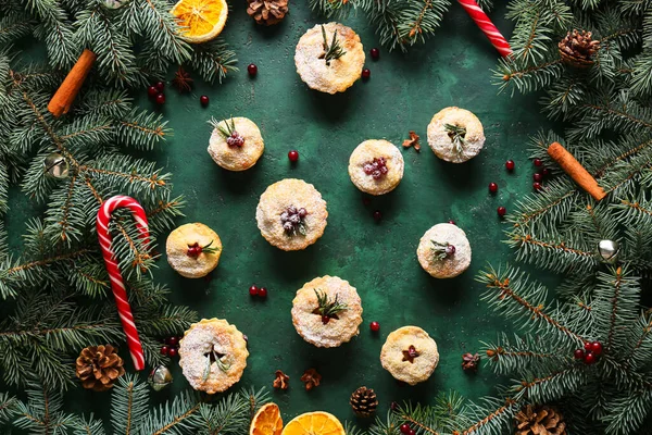 Вкусные Мясные Пироги Рождественский Декор Зеленом Фоне — стоковое фото