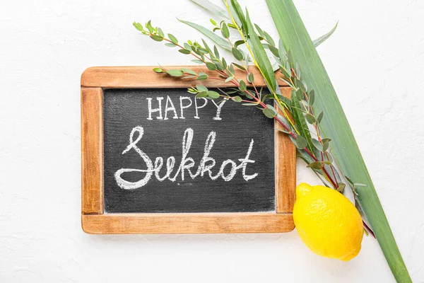 Işık arkaplanda Mutlu SUKKKOT ve festival sembolleri yazılı tebeşir tahtası