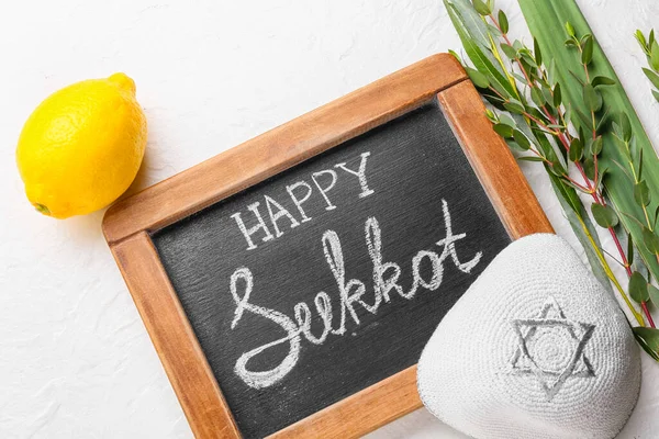 Işık arkaplanda Mutlu SUKKKOT ve festival sembolleri yazılı tebeşir tahtası