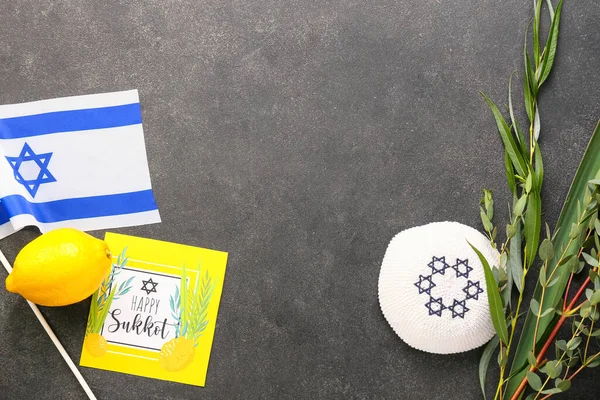 Sukkot festival sembolleri, İsrail bayrağı ve gri arkaplanda tebrik kartı