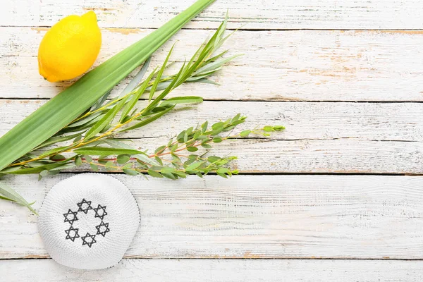 Açık ahşap arka planda Sukkot festival sembolleri