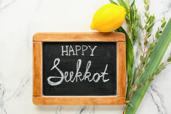 Işık arkaplanda Mutlu SUKKKOT ve festival sembolleri yazılı tebeşir tahtası