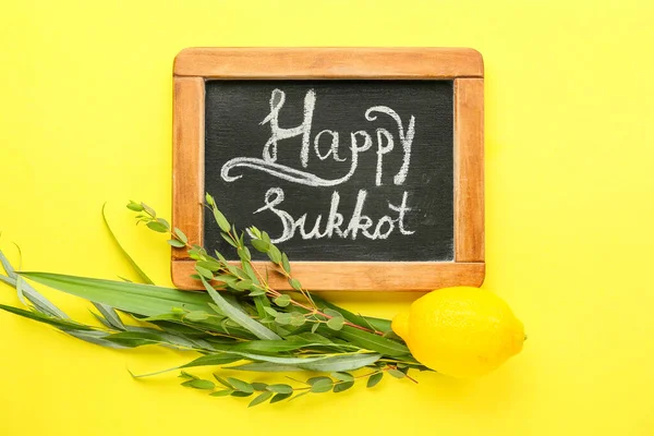 Renk arkaplan üzerinde Mutlu SUKKOT ve festival sembolleri içeren tebeşir tahtası