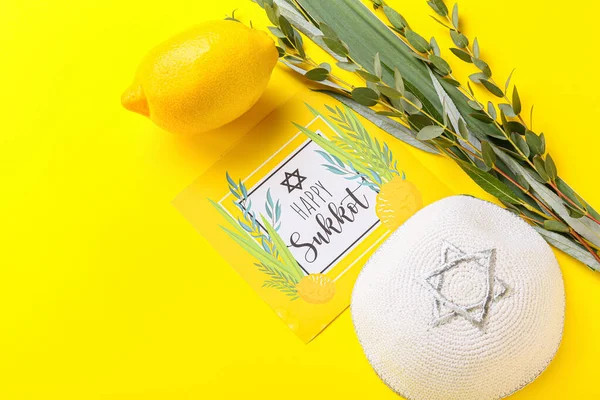 Renk arkaplanına Sukkot festival simgeleri ve tebrik kartı
