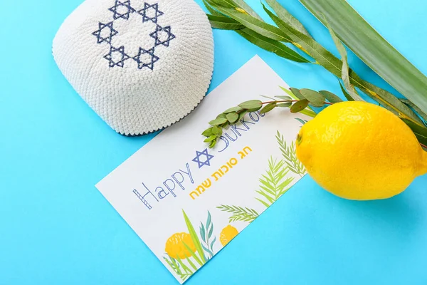 Renk arkaplanına Sukkot festival simgeleri ve tebrik kartı