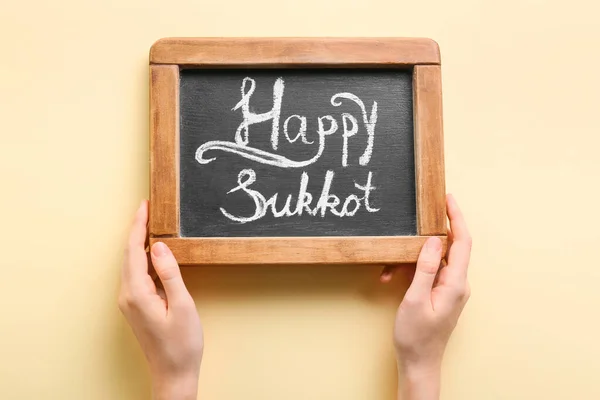 Handen Met Krijtbord Met Tekst Happy Sukkot Kleur Achtergrond — Stockfoto
