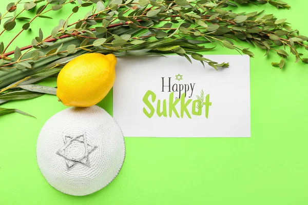 Renk arkaplanına Sukkot festival simgeleri ve tebrik kartı