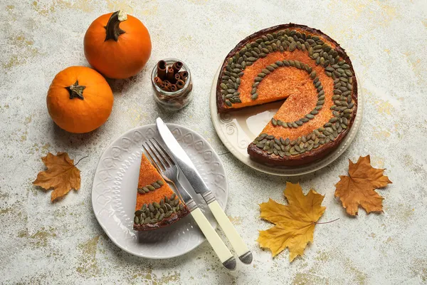 Composition Delicious Pumpkin Pie Light Background — Stock Photo, Image