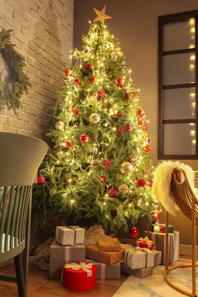 Interieur Des Stilvollen Wohnzimmers Weihnachtlich Dekoriert — Stockfoto