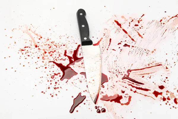Beyaz arka planda kan damlaları olan bıçak.