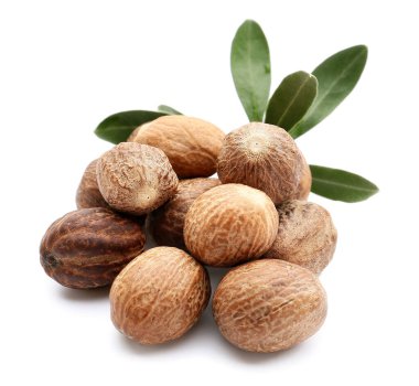 Beyaz arka planda bir yığın Shea fındığı