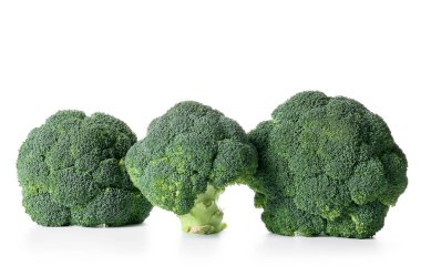 Beyaz arka planda sağlıklı brokoli lahanaları