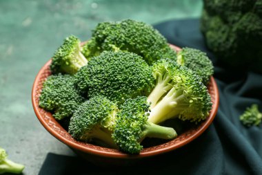 Arkaplanda sağlıklı brokolili lahana tabağı