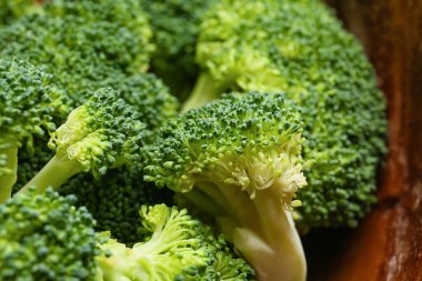 Sağlıklı brokolili lahanalı kase, yakın plan.