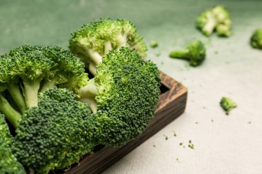Hafif arka planda sağlıklı brokolili lahana tabağı
