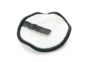 Beyaz arkaplanda yeniden kullanılabilir pamuk pedi