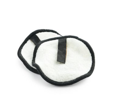 Beyaz arkaplanda yeniden kullanılabilir pamuk pedleri