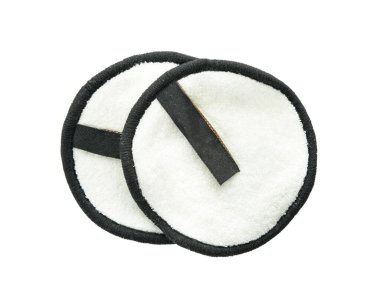 Beyaz arkaplanda yeniden kullanılabilir pamuk pedleri