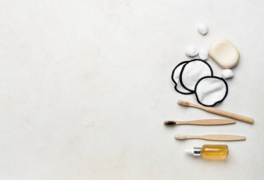 Yeniden kullanılabilir pamuk pedler, diş fırçaları ve hafif arkaplanda sabun