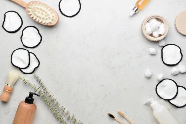 Yeniden kullanılabilir pamuklu ve hafif arka planda banyo malzemelerinden yapılmış çerçeve.