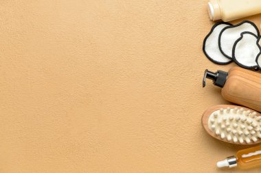 Renkli arka planda banyo malzemeleri