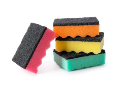 Beyaz arkaplanda farklı temizlik süngerleri