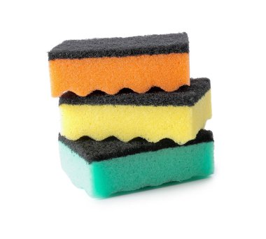 Beyaz arkaplanda farklı temizlik süngerleri