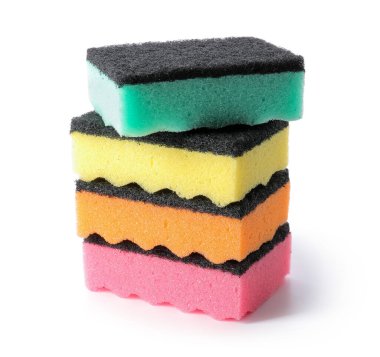 Beyaz arkaplanda farklı temizlik süngerleri