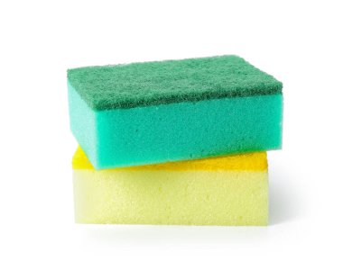 Beyaz arkaplanda farklı temizlik süngerleri