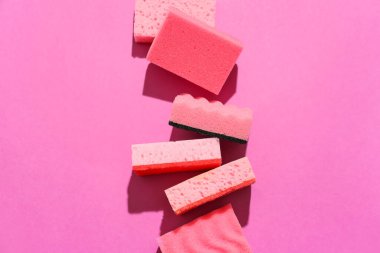 Renk arkaplanında pembe temizlik süngerleri