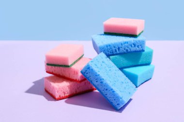 Renk arkaplanında farklı temizlik süngerleri