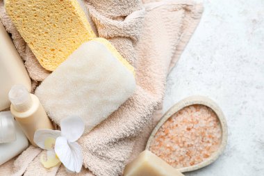 Hafif arka planda süngerli banyo malzemeleri