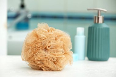 Banyodaki banyo süngeri, yakın plan.