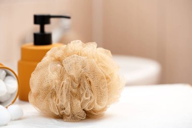 Banyodaki banyo süngeri, yakın plan.