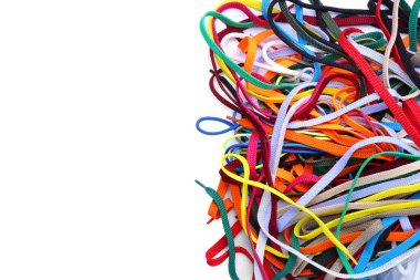 Beyaz arka planda farklı ayakkabı bağcıkları yığını