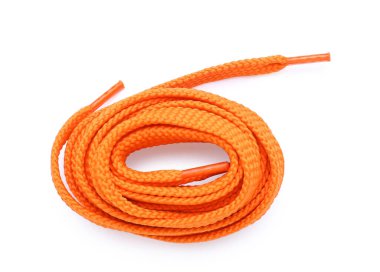 Beyaz arkaplanda renkli ayakkabı bağcıkları