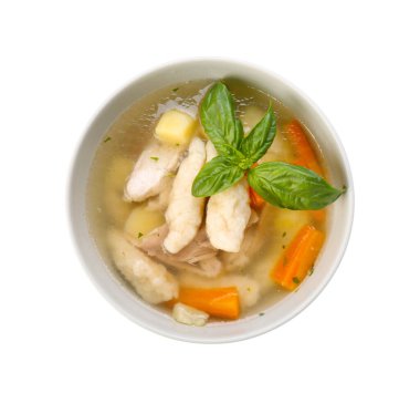 Beyaz arka planda bir kase mantı çorbası