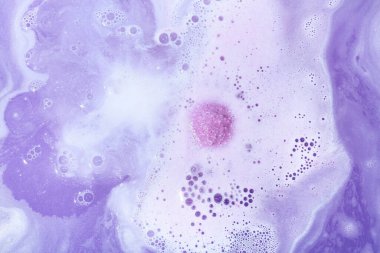 Suda lavanta banyosu bombası çözülüyor, yakın plan.