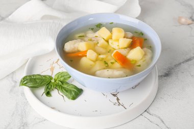 Hafif arka planda bir kase lezzetli hamur çorbası.