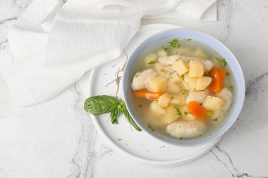 Hafif arka planda bir kase lezzetli hamur çorbası.