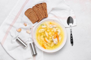 Hafif arkaplanda lezzetli hamur çorbası, ekmek ve baharatlar ile kompozisyon