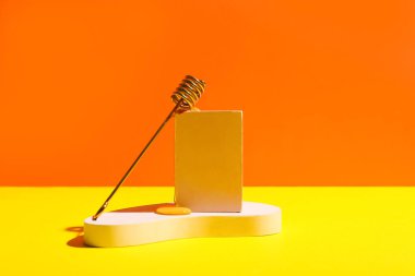 Renk arkaplan üzerinde bal ve dipper ile kompozisyon